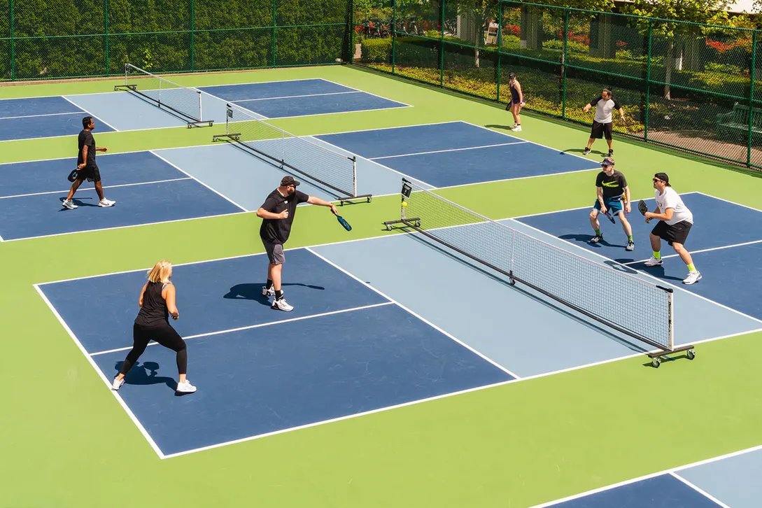 Mặt sân và không gian chơi pickleball môn thể thao cho cả gia đình