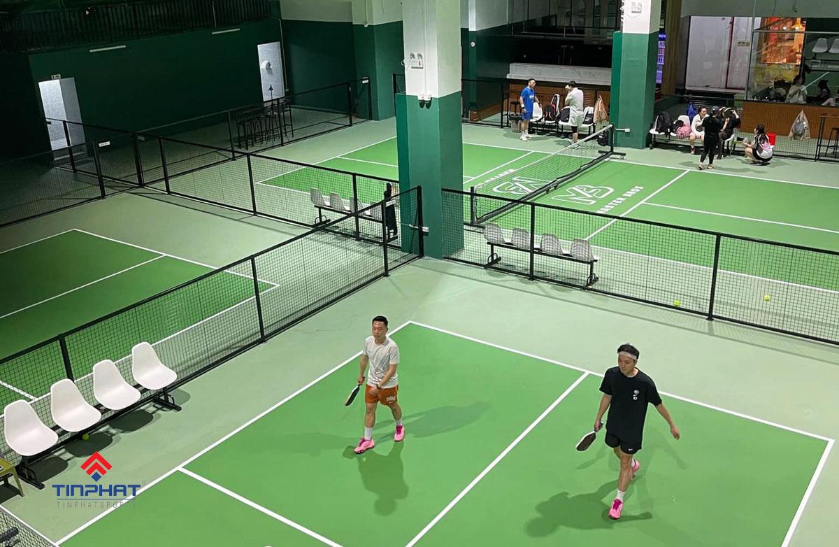 Môi trường và địa điểm chơi pickleball golf so sánh
