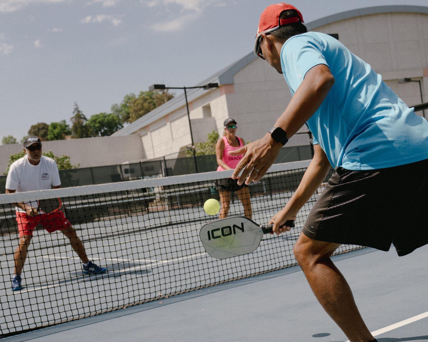 Công cụ và thiết bị hỗ trợ phòng thủ trong pickleball xây dựng bức tường vững chắc pickleball: không gì cản phá được