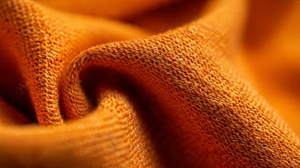 Kết cấu mắt vải Pique cao cấp giúp áo đứng form, thoáng khí và giữ được vẻ chỉn chu suốt 8 tiếng làm việc.