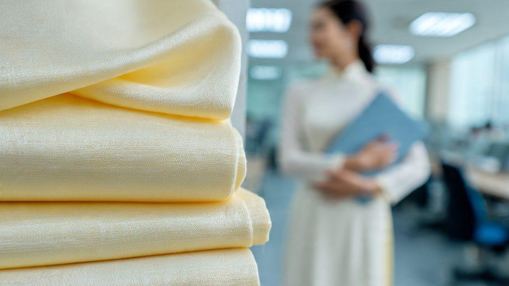 Công nghệ vải co giãn 4 chiều giúp nhân viên thoải mái vận động suốt 8 tiếng.