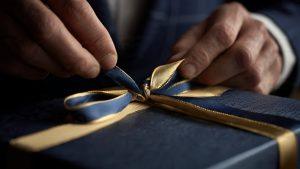 Hướng dẫn cách thắt nơ ruy băng 4 cánh đẹp cho hộp quà doanh nghiệp