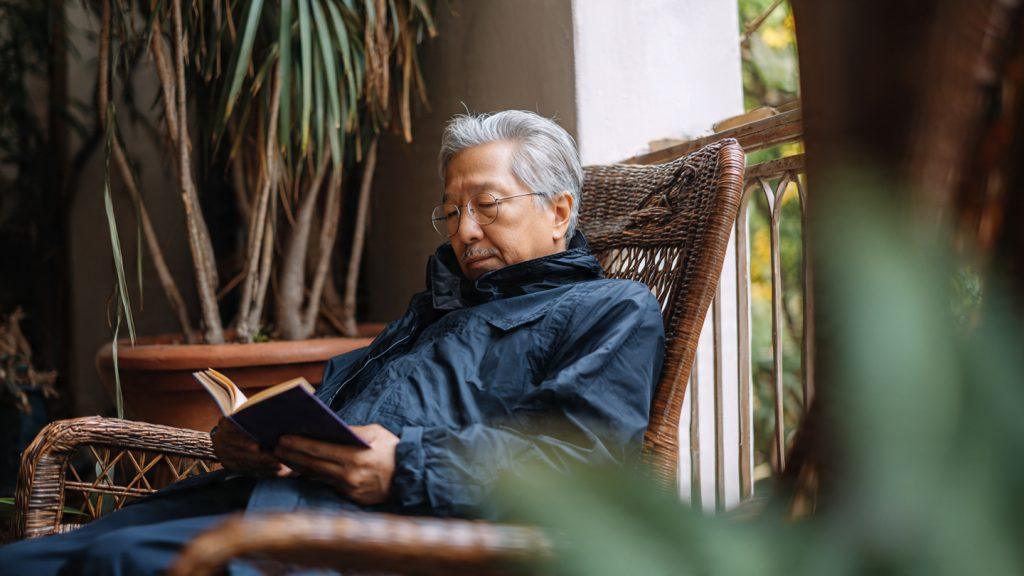 Áo khoác nhẹ nam trung niên làm quà tặng.